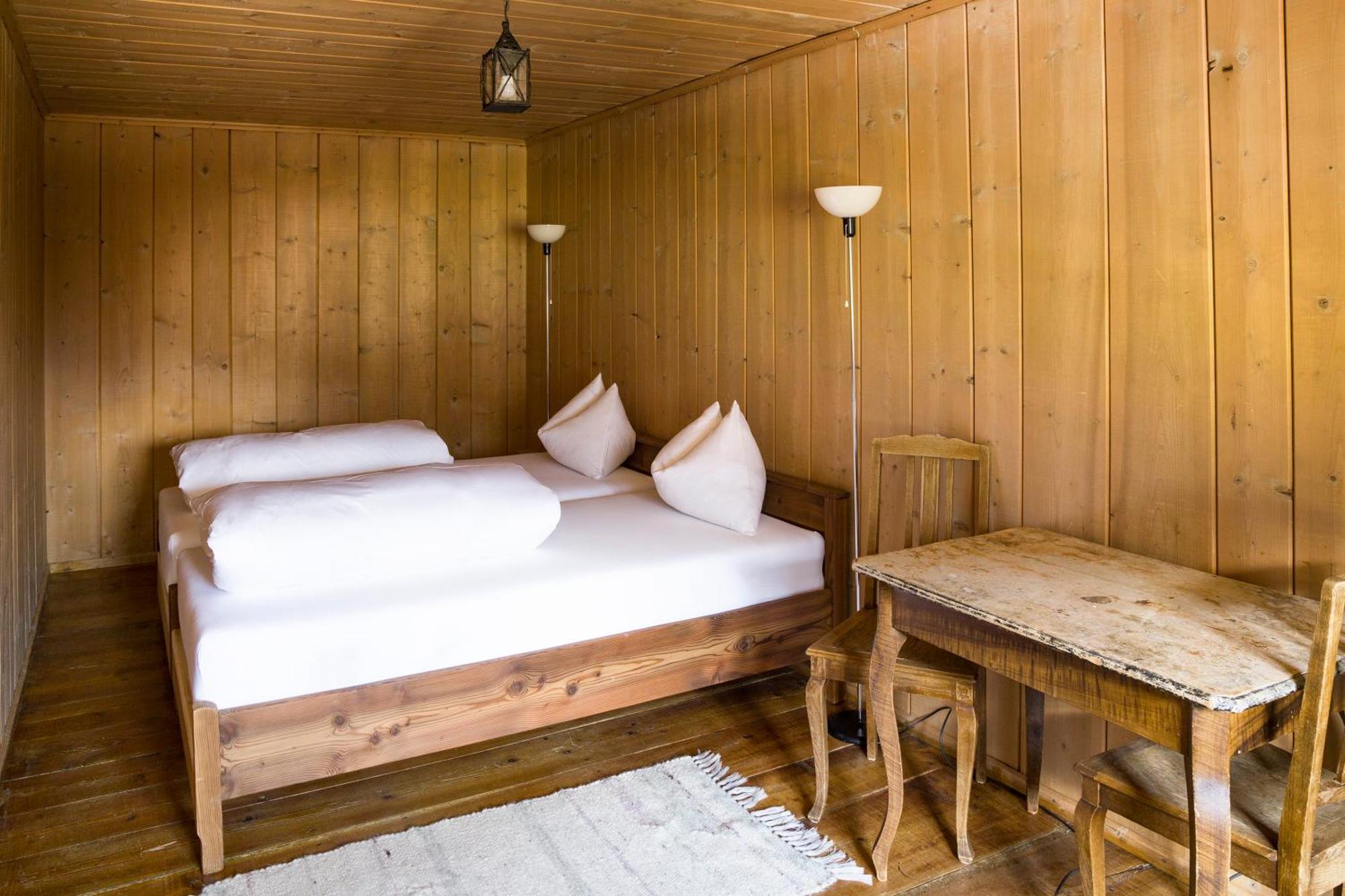 Hotel Chasa Chalavaina Mustair Room photo